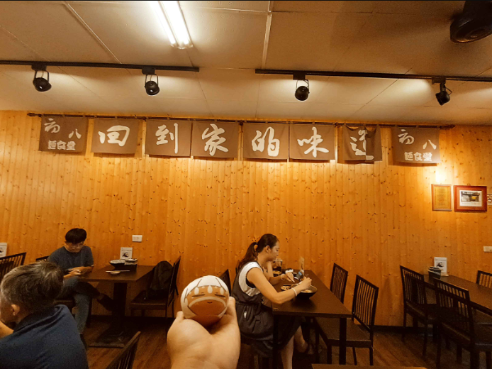 初八麵食堂-嘉義店，和可愛相撲選手吃美味日式厚切豬排咖哩，法式香草日式冰淇淋麻糬《嘉義美食旅遊推薦》